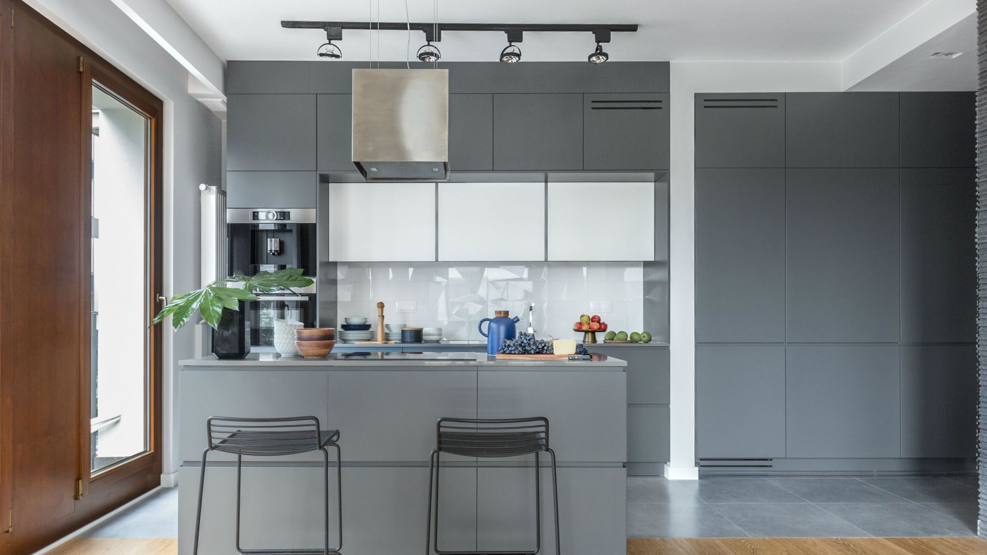 Mała kuchnia z wyspą. Projekt Decoroom. Fot. Pion Poziom.