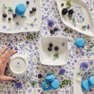 Lato w kolorze blue - piękna porcelana stołowa. Fot. Fyrklövern