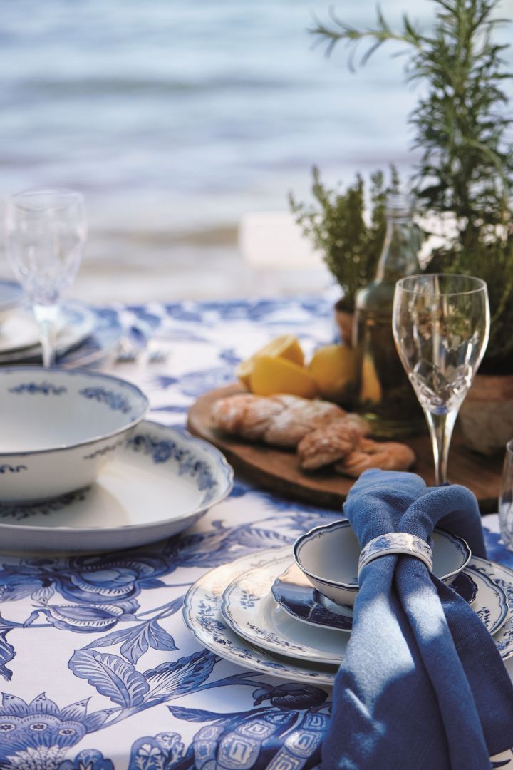 Lato w kolorze blue - piękna porcelana stołowa. Fot. Fyrklövern