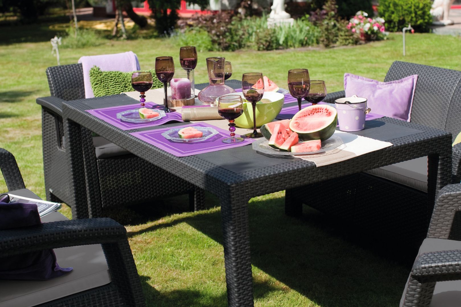 Obiad na tarasie lub w ogrodzie – jaki stół wybrać? Na zdj. CORFU FIESTA 