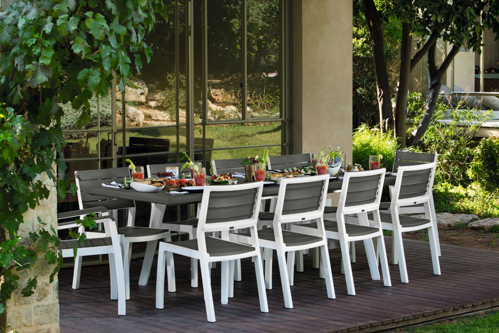 Obiad na tarasie lub w ogrodzie – jaki stół wybrać? Na zdj. HARMONY EXTENDABLE 