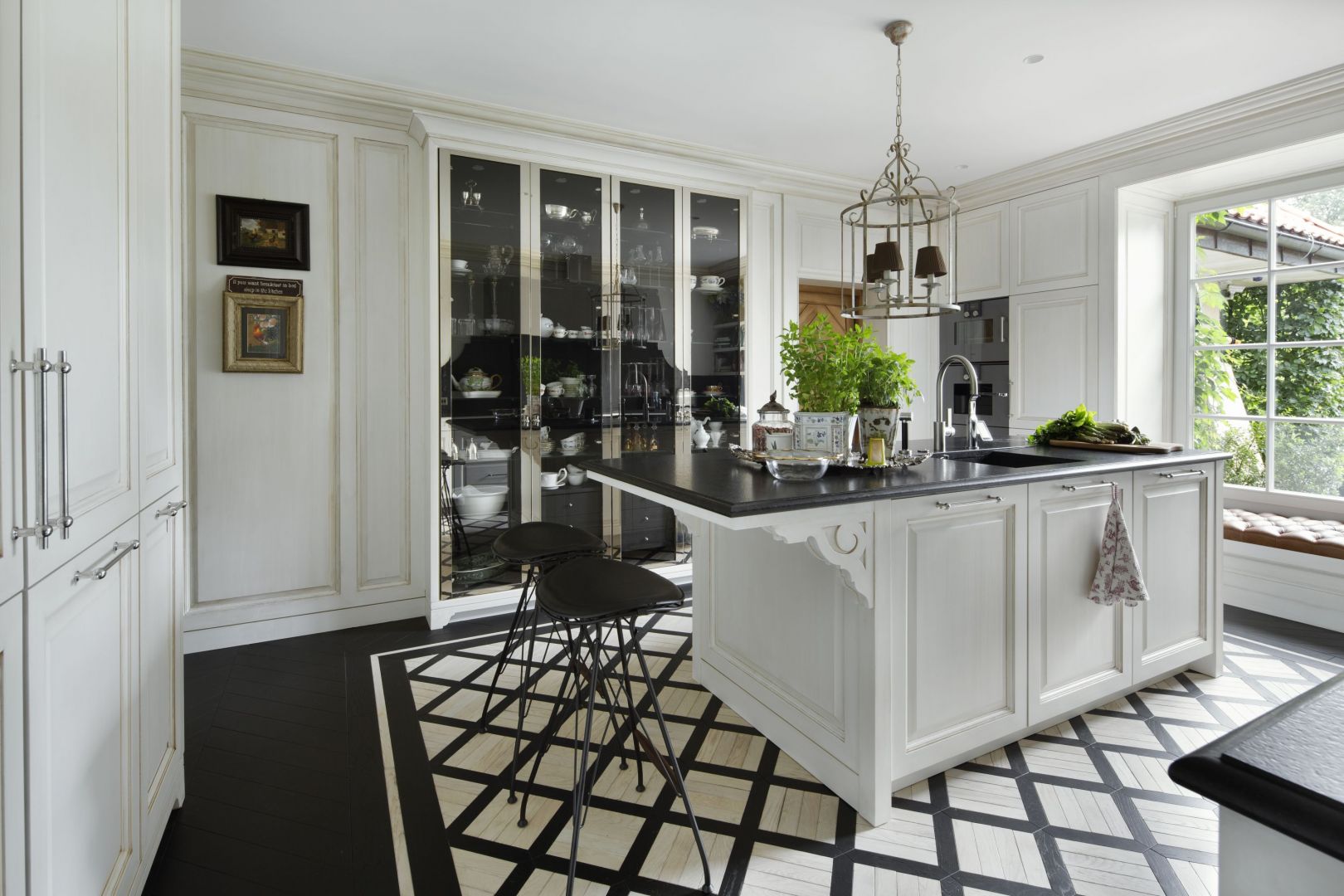 Biała kuchnia w klasycznym stylu. 20 pięknych zdjęć