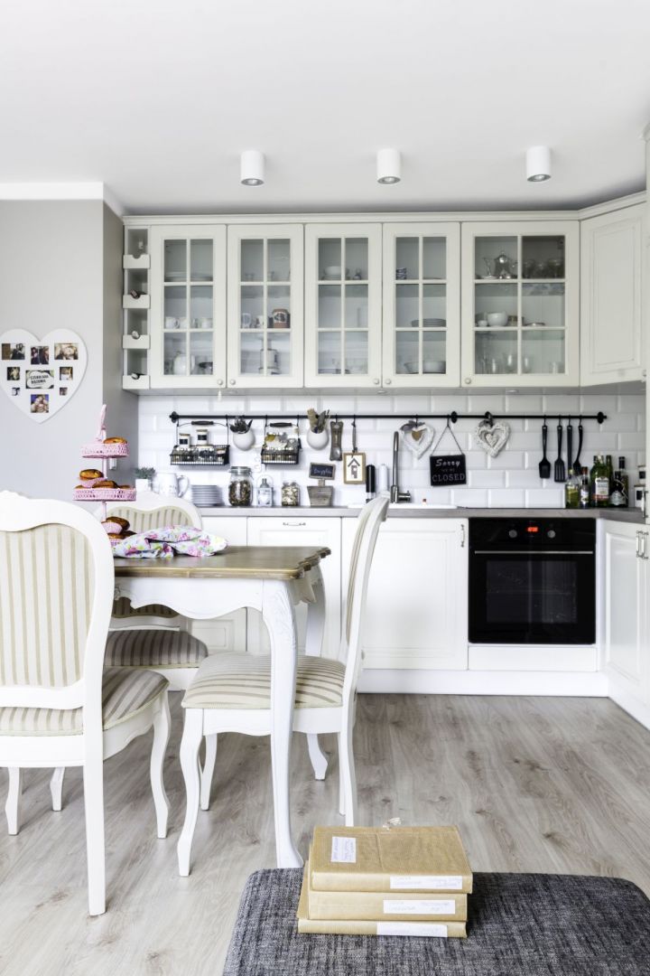 Biała kuchnia w klasycznym stylu. 20 pięknych zdjęć Decoroom 