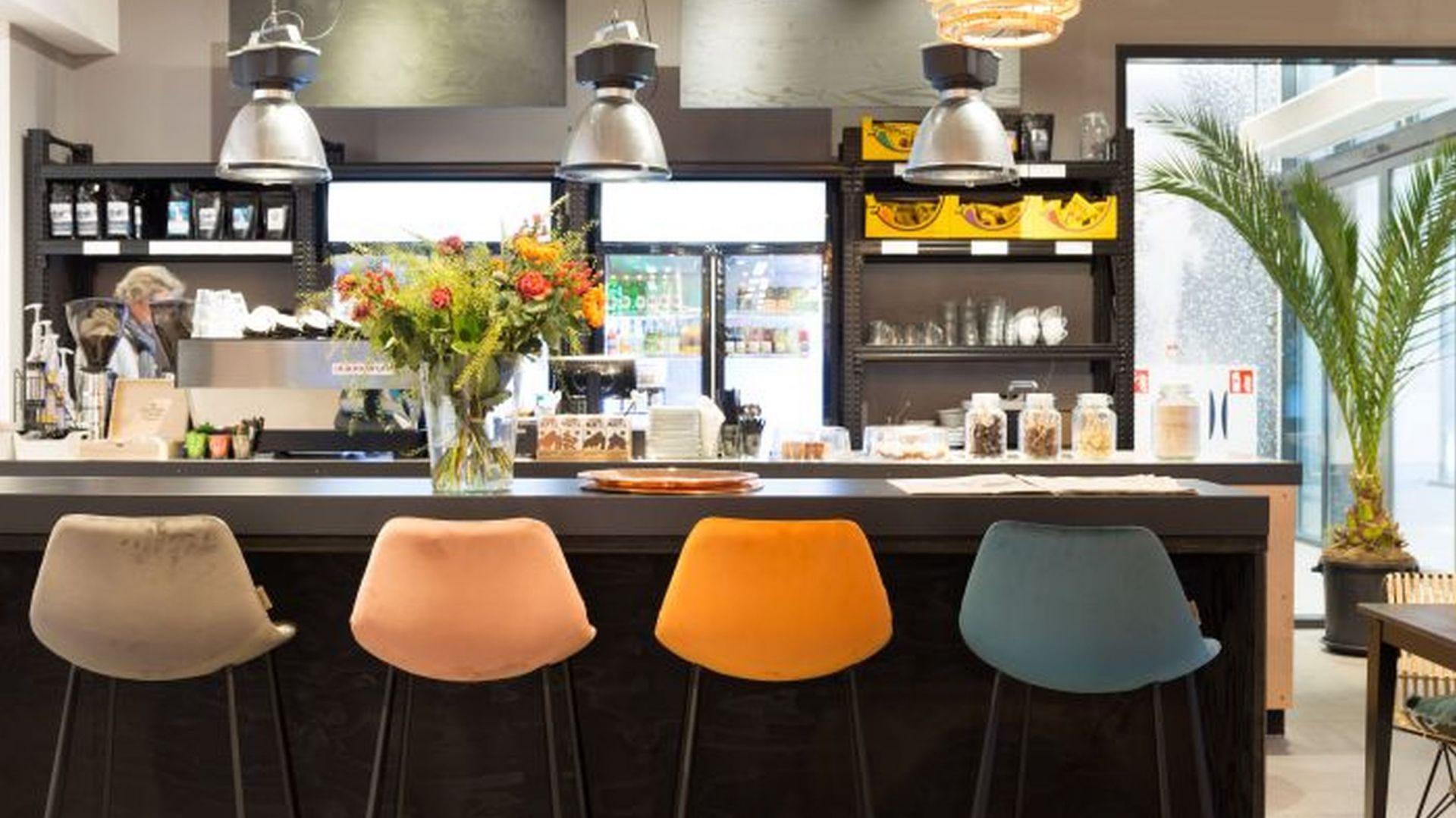 Designerskie meble w aranżacjach holenderskich barów i restauracji 