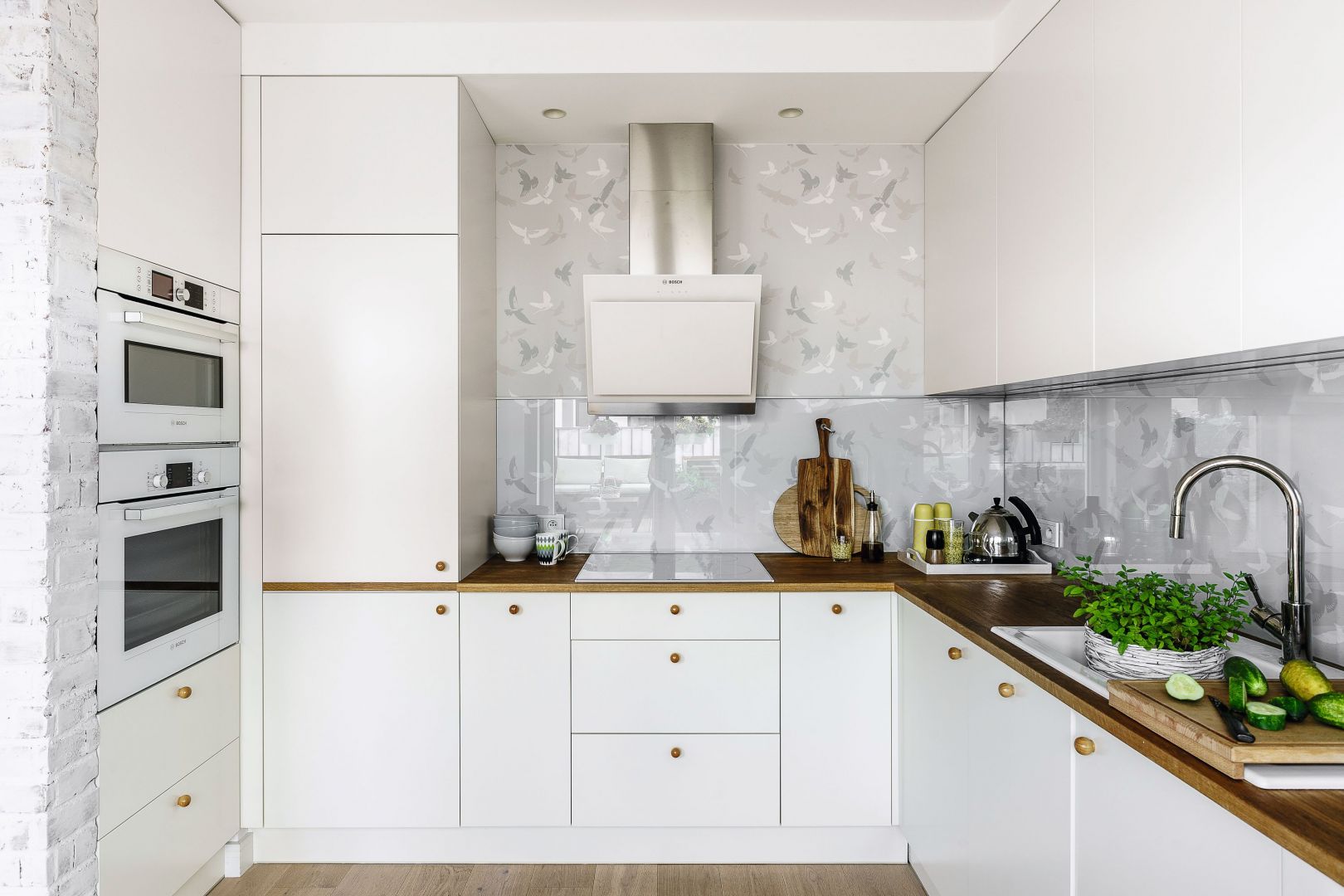 Piękne białe kuchnie. 15 pomysłów na urządzenie. Projekt Saje Architekci