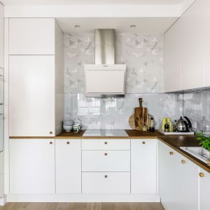 Piękne białe kuchnie. 15 pomysłów na urządzenie. Projekt Saje Architekci