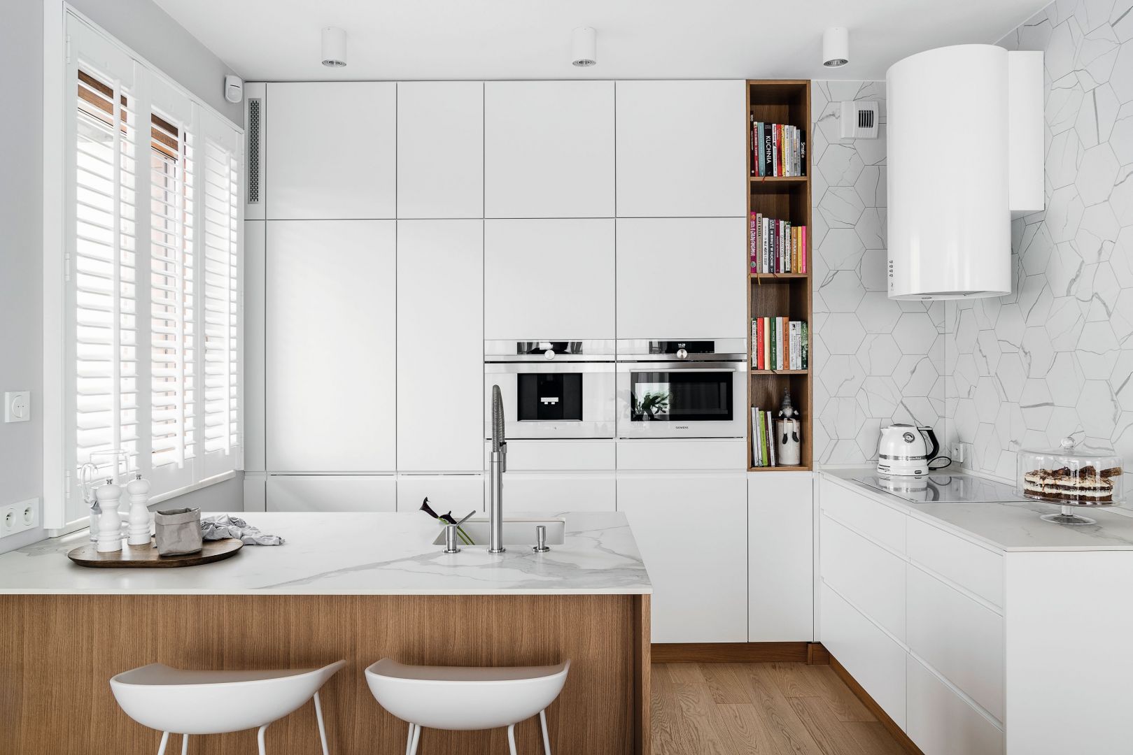 Piękne białe kuchnie. 15 pomysłów na urządzenie. Projekt Studio Maka