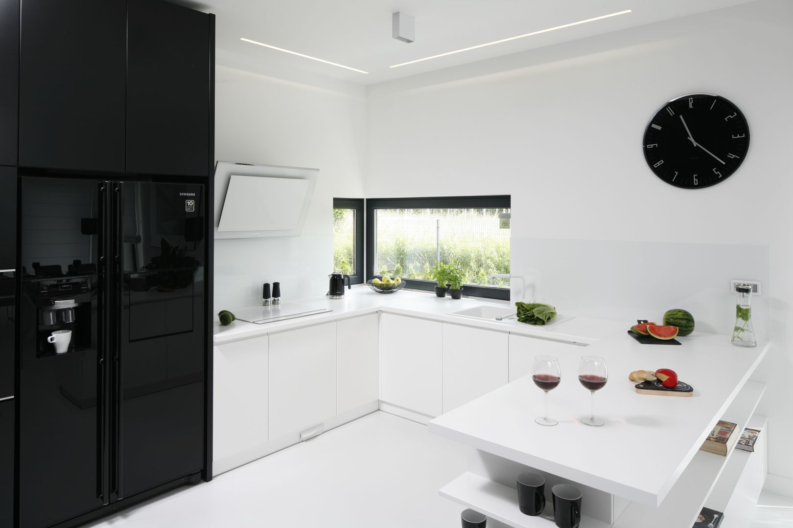 Piękne białe kuchnie. 15 pomysłów na urządzenie. Projekt Ewelina Pik, Maria Biegańska