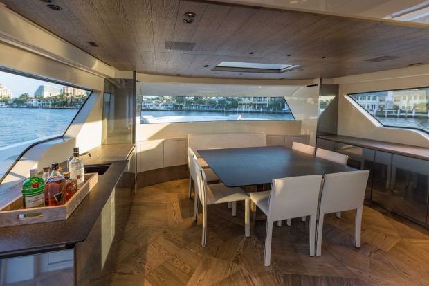 Wnętrze jachtu San Lorenzo 102 zostało zaprojektowane przez archtektów z Marty Lowe. Natomiast okoliczności, w jakich można je podziwiać to już zasługa natury. Białe piaszczyste plaże, bezkres wody i błękit nieba nadają ton kolorystyce materi