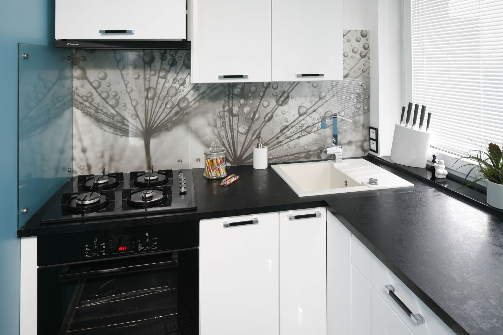 Mała kuchnia urządzona w bieli i czerni. Dużo ładnych zdjęć. Projekt Marta Kilan