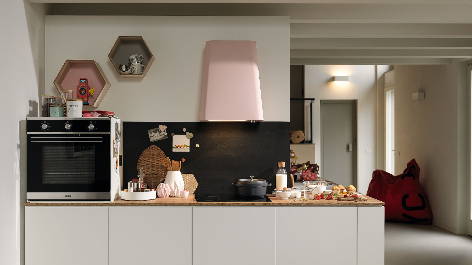 Dedykowany do niedużych przestrzeni okap Smart Deco wyróżnia retro forma oraz aż siedem matowych kolorów wykończenia do wyboru. Niezwykle wygodne sterowanie pokrętłem, cicha praca. Dostępny w ofercie firmy Franke. Fot. Franke