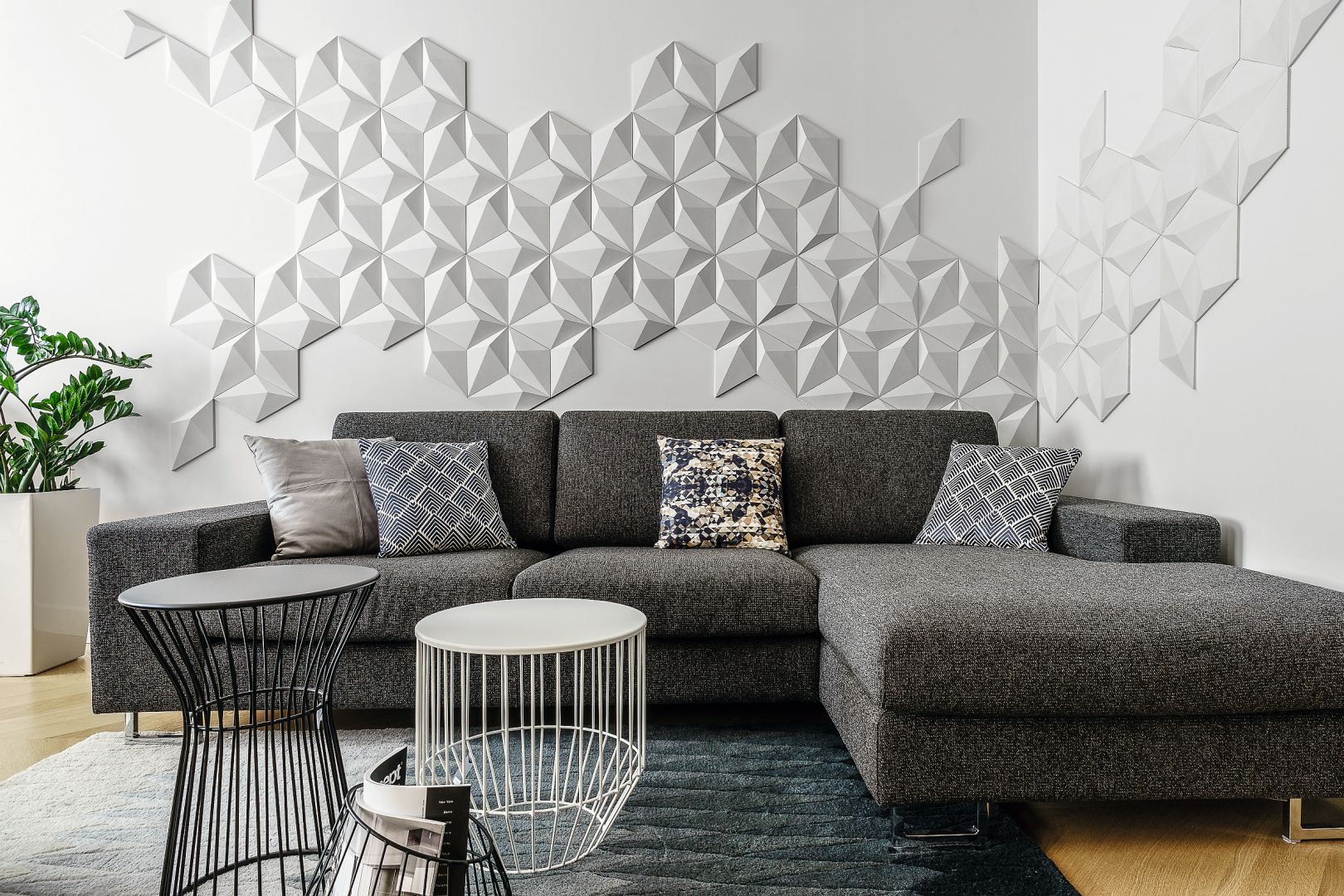 Prefabrykowane płytki z betonu architektonicznego 3D (kolekcja Diament, Klinika Betonu) tworzą piękną i bardzo ciekawą kompozycję na ścianie. Trójwymiarowa dekoracja w takim wydaniu doskonale wpisuje się w nowoczesną stylistkę salonu. Projekt: Anna Maria Sokołowska. Fot. Foto&Mohito