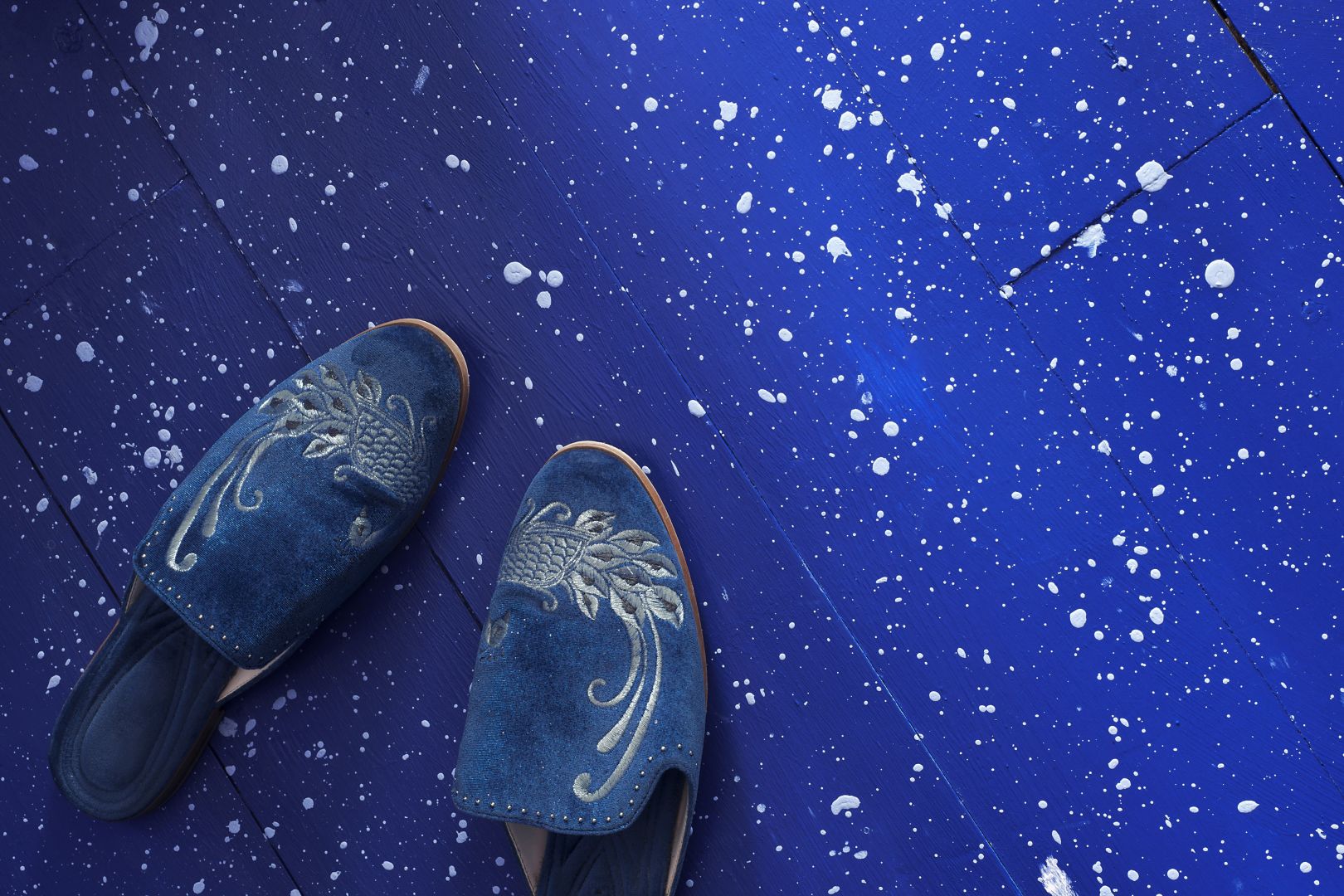 Farba kredowa Chalk Paint® w kolorze Napoleonic Blue. Fot. Annie Sloan