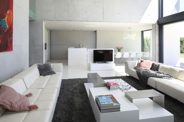 Beton i minimalizm to kwintesencja domu i wnętrza, które architekci – Hanna i Seweryn Nogalscy – zaprojektowali w Katowicach dla swojej pięcioosobowej rodziny z psem. Łamie on wiele stereotypów i jest żywym dowodem na to, że dom z betonu może 
