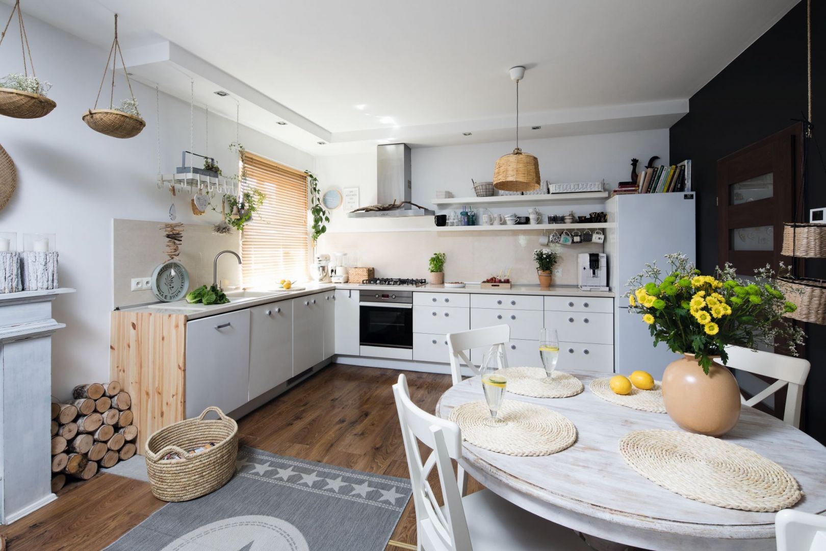 Projekt: Justyna Majewska, Biały Domek Home Decor. Zdjęcia: Bartosz Jarosz. Stylizacja: Katarzyna Masłowska. Wnętrze opublikowane w wydaniu 5/2019 magazynu Dobrze Mieszkaj.