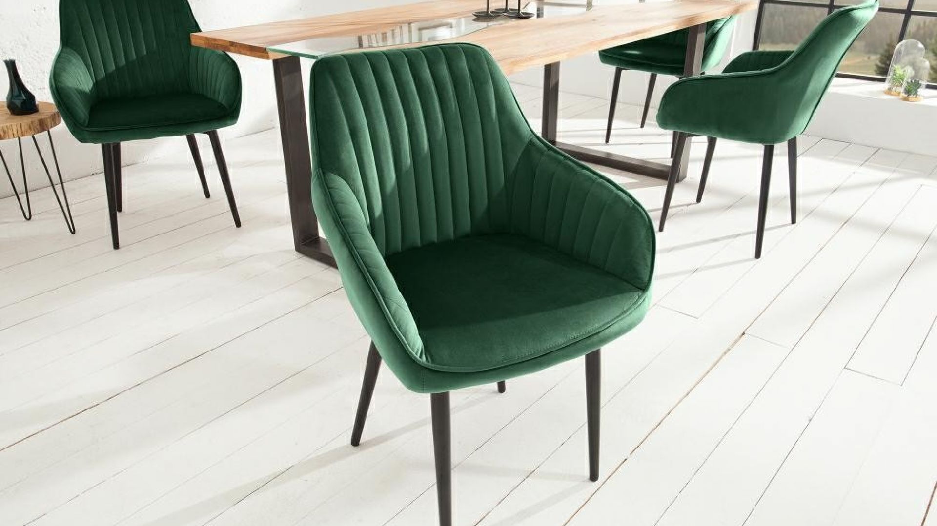 Krzesło Turin to produkt niemieckiej marki Invicta Interior. Pikowane krzesło z podłokietnikami w aksamitnym, eleganckim obiciu z ciekawymi przeszyciami. Krzesło świetnie wpasuje się w stylizacje retro. Do kupienia w sklepie DekoracjaDomu.pl. Fot. DekoracjaDomu.pl