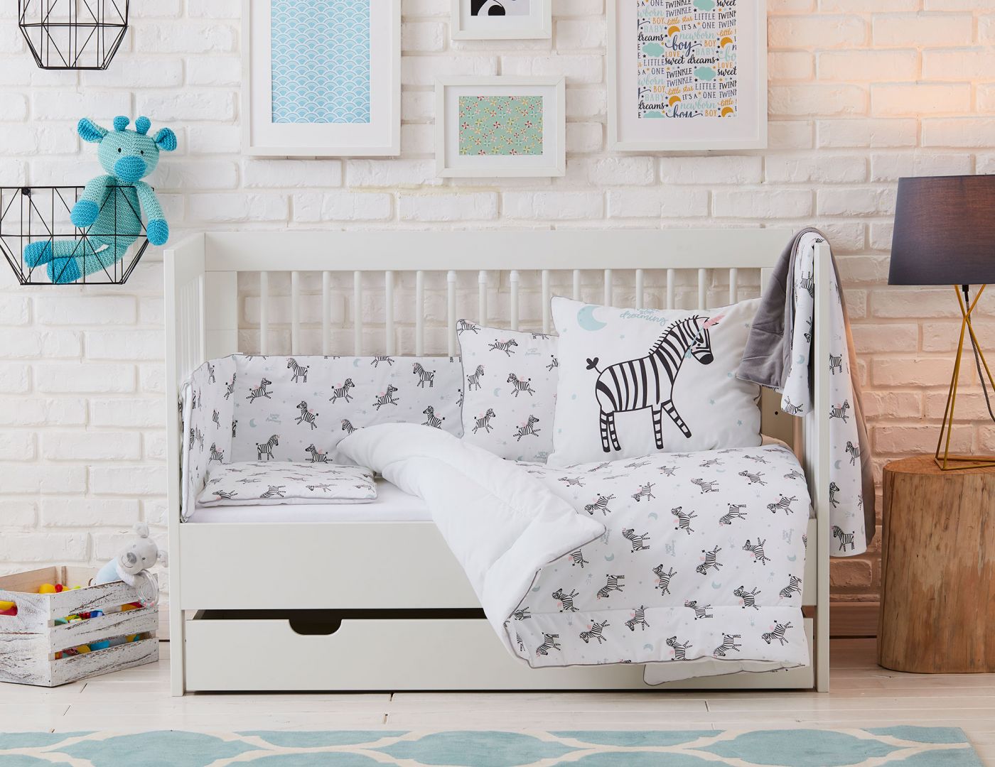 Najnowsza oferta tekstyliów Pinio Textiles doskonale sprawdzi się̨ jako minimalistyczne, wyciszające tło dla barwnych. Fot. Pinio