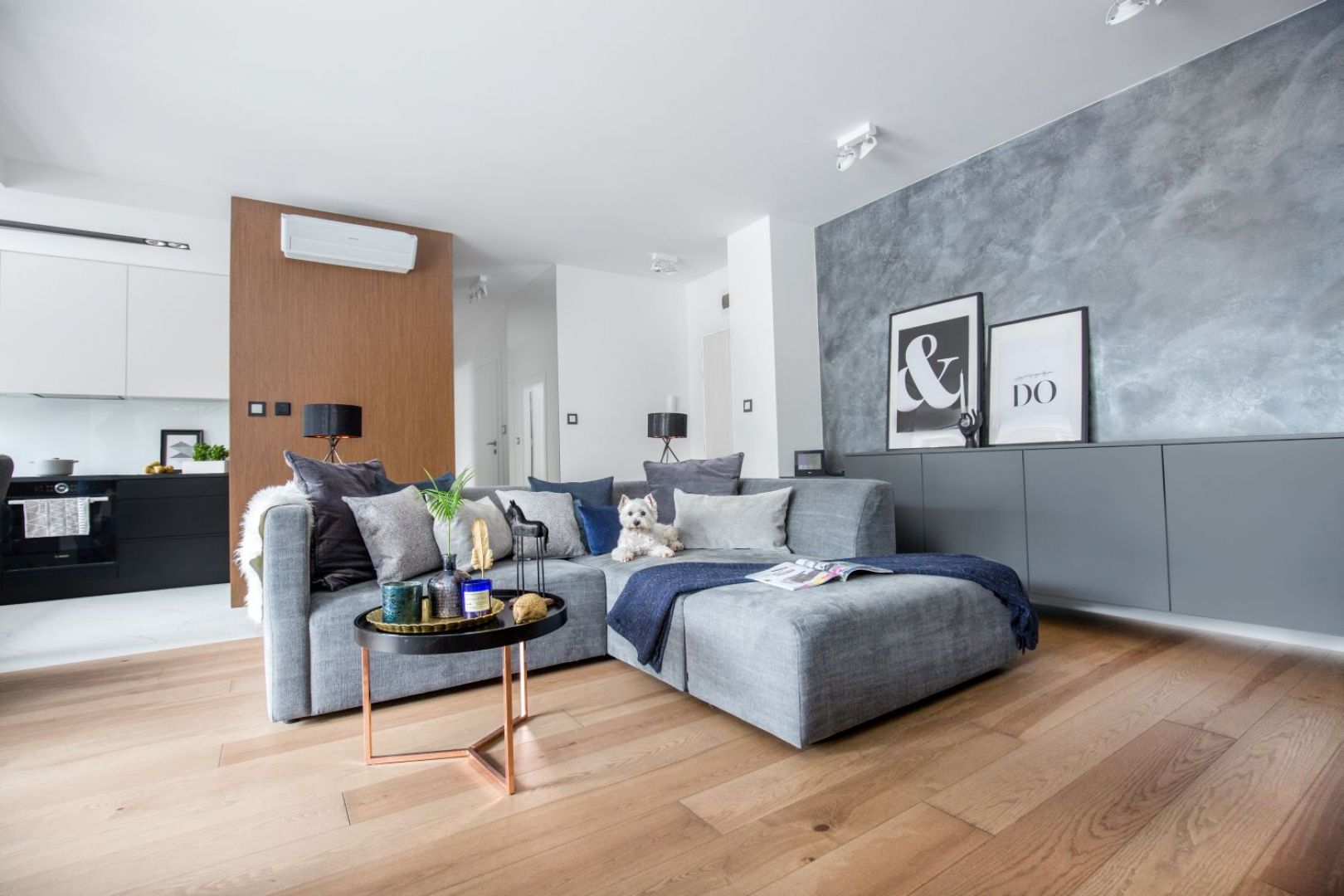 Modny salon. Projekt: Decoroom. Fot. Pion Poziom