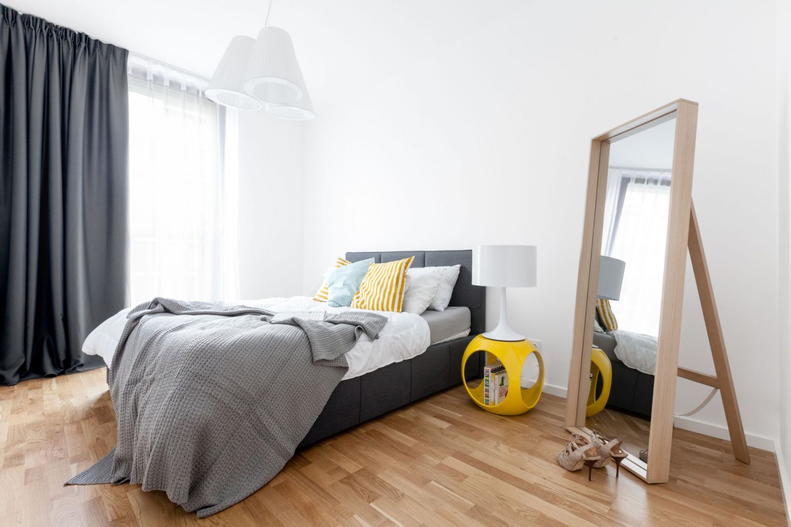 Piękna i funkcjonalna sypialnia. Projekt i zdjęcia Decoroom