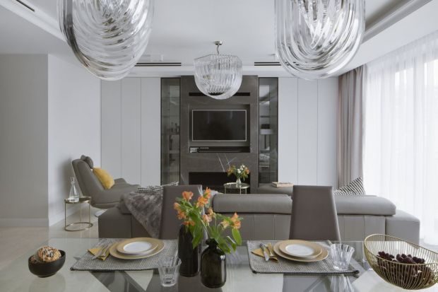 Apartament w Centrum projektowany był dla inwestorów na stałe mieszkających w Stanach, polskie wnętrze miało być przede wszystkim funkcjonalne, komfortowe i nowoczesne. Klienci nie mieli ograniczeń ani w czasie ani budżecie.