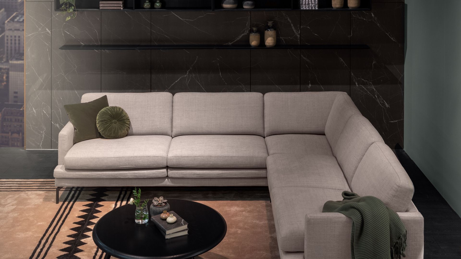 Sofa Double to model wdzięczny w aranżacji, który dodatkowo możemy w pełni spersonalizować. Fot. MTI Furninova