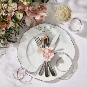 Serwis Sonja z subtelnym kwiatowym wzorem pozwala na stworzenie zachwycających aranżacji stołu na co dzień i od święta. Fot. Fyrklövern
