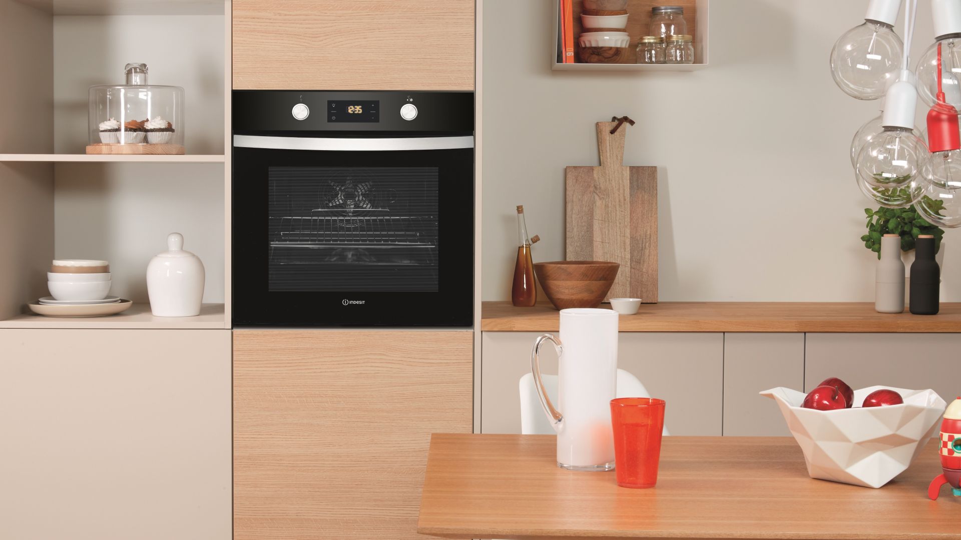 Piekarnik Indesit IFW 4841 JC BL oferuje także tryb „Eco Termoobieg”. Fot. Indesit