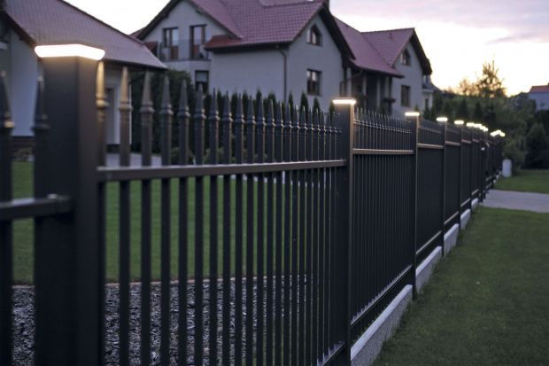 Oświetlenie zewnętrzne stanowi niezbędny element zwiększający poczucie bezpieczeństwa i funkcjonalność każdej posesji.