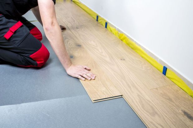 Każde mieszkanie, prędzej czy później, wymaga wymiany podłogi. Zerwanie starych paneli nie stanowi problemu, jednak czy nowe deski można z powodzeniem zamontować samodzielnie? Przybliżamy instrukcję układania paneli krok po kroku, dzięki które