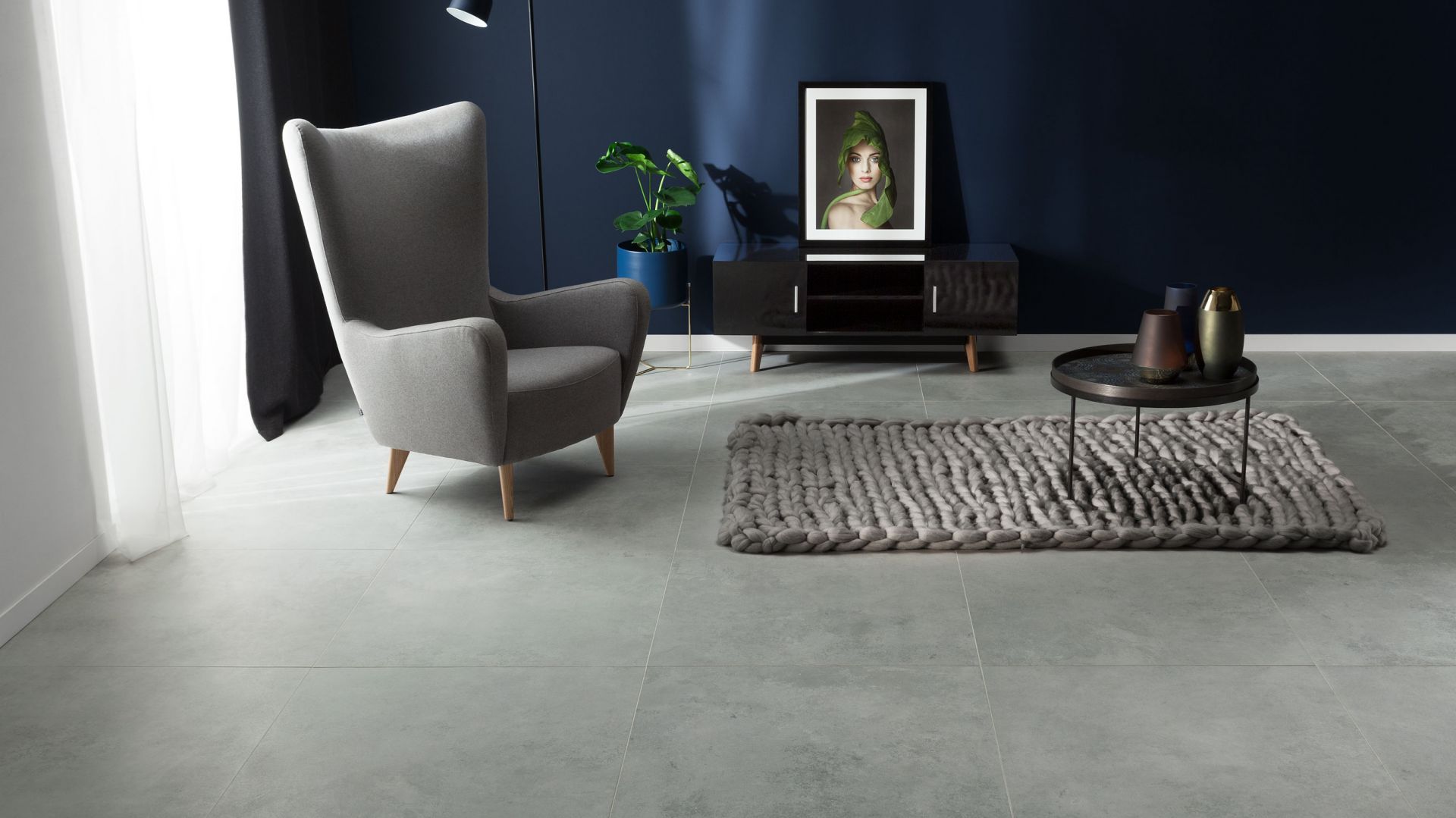 Trendy 2020 - płytki w kolorze classic blue. Płyty Monolith Torano Grey. Fot. Tubądzin