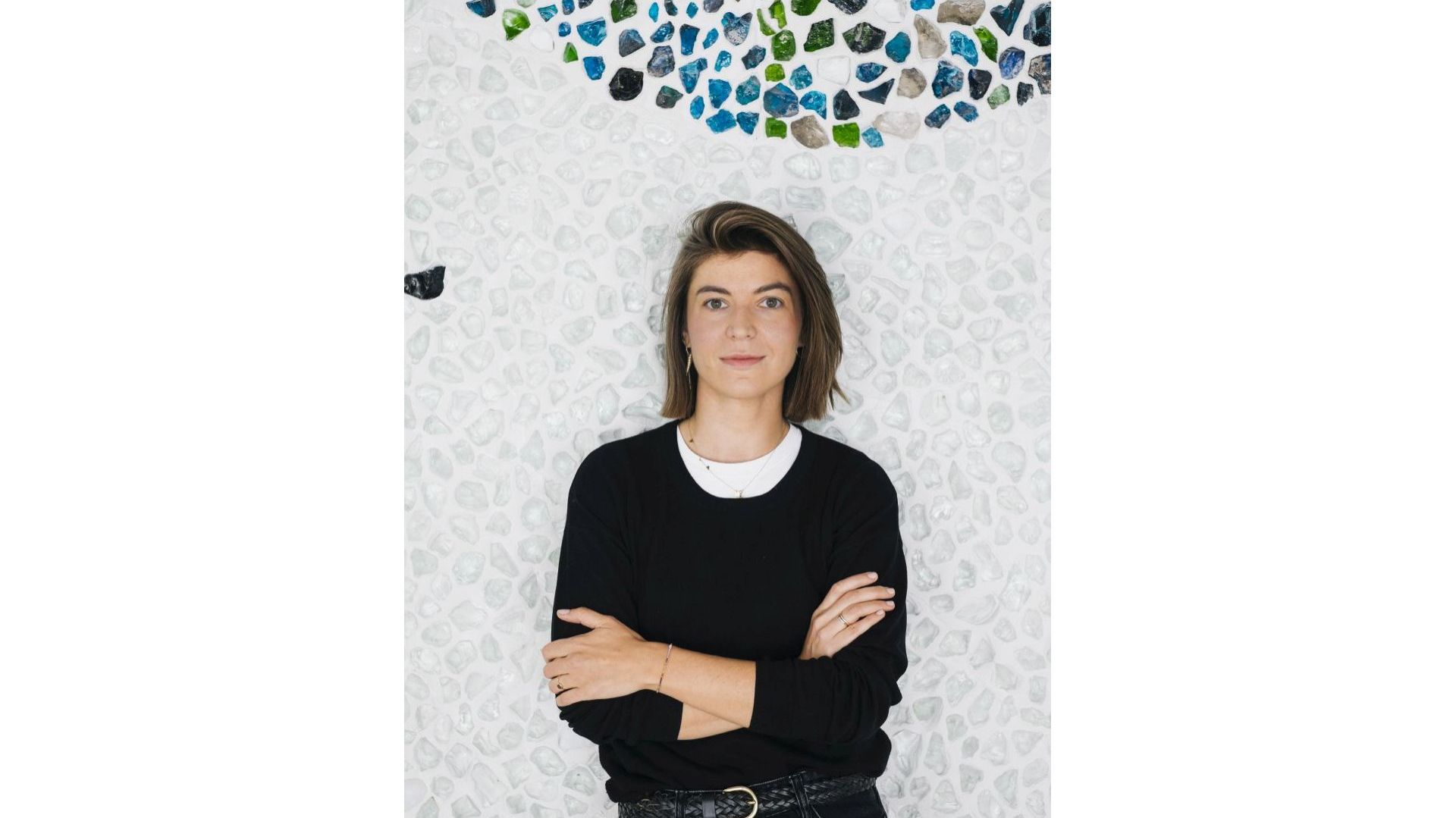Magdalena Łapińska na tle