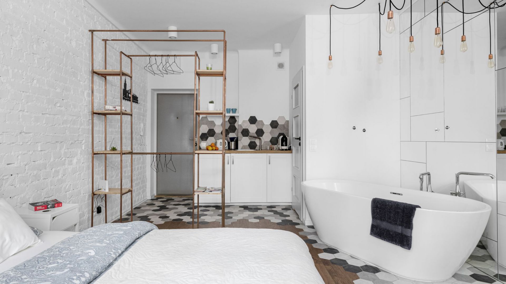 Małe mieszkanie w Warszawie. Projekt: Decoroom. Fot Mateusz Pawelski