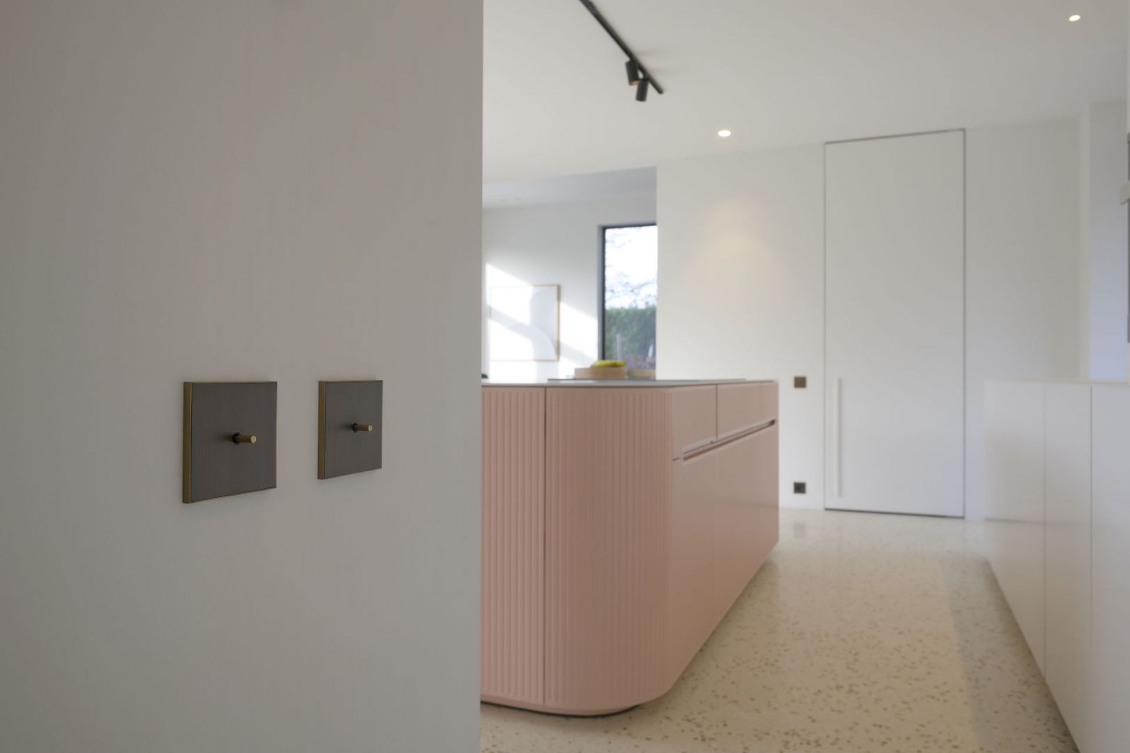Włączniki Lithoss wyróżnia zawsze ceniony minimalizm, prostota konstrukcji oraz funkcjonalne użytkowanie. 