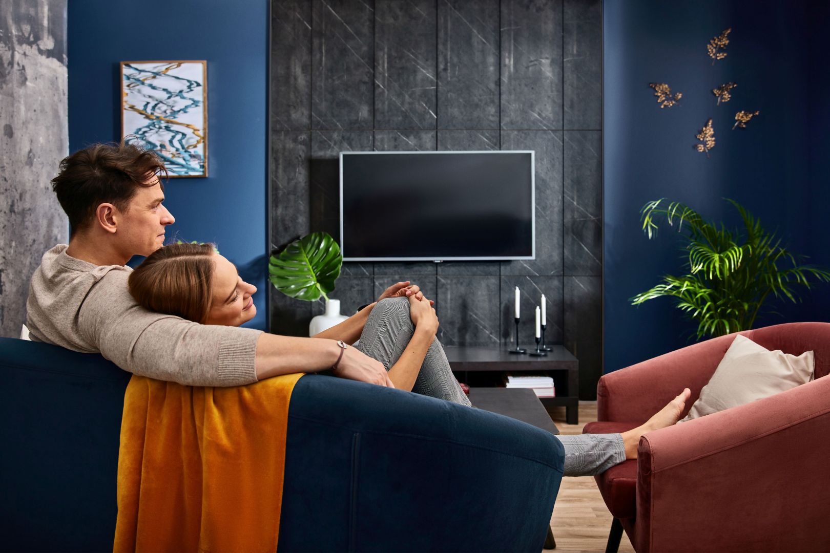 Styl New Modern we wnętrzach. Panele ścienne Dekor Black Fossil. Fot. Walldesign Swiss Krono