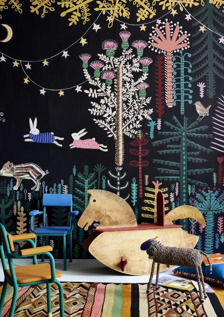 Sypialnia dziecka. Wózek i sztaluga w Chalk Paint ™ w kolorze Antibes Green, deski podłogowe w Pure White, krzesła w Giverny, Barcelona Orange i Florence. Fot. Annie Sloan