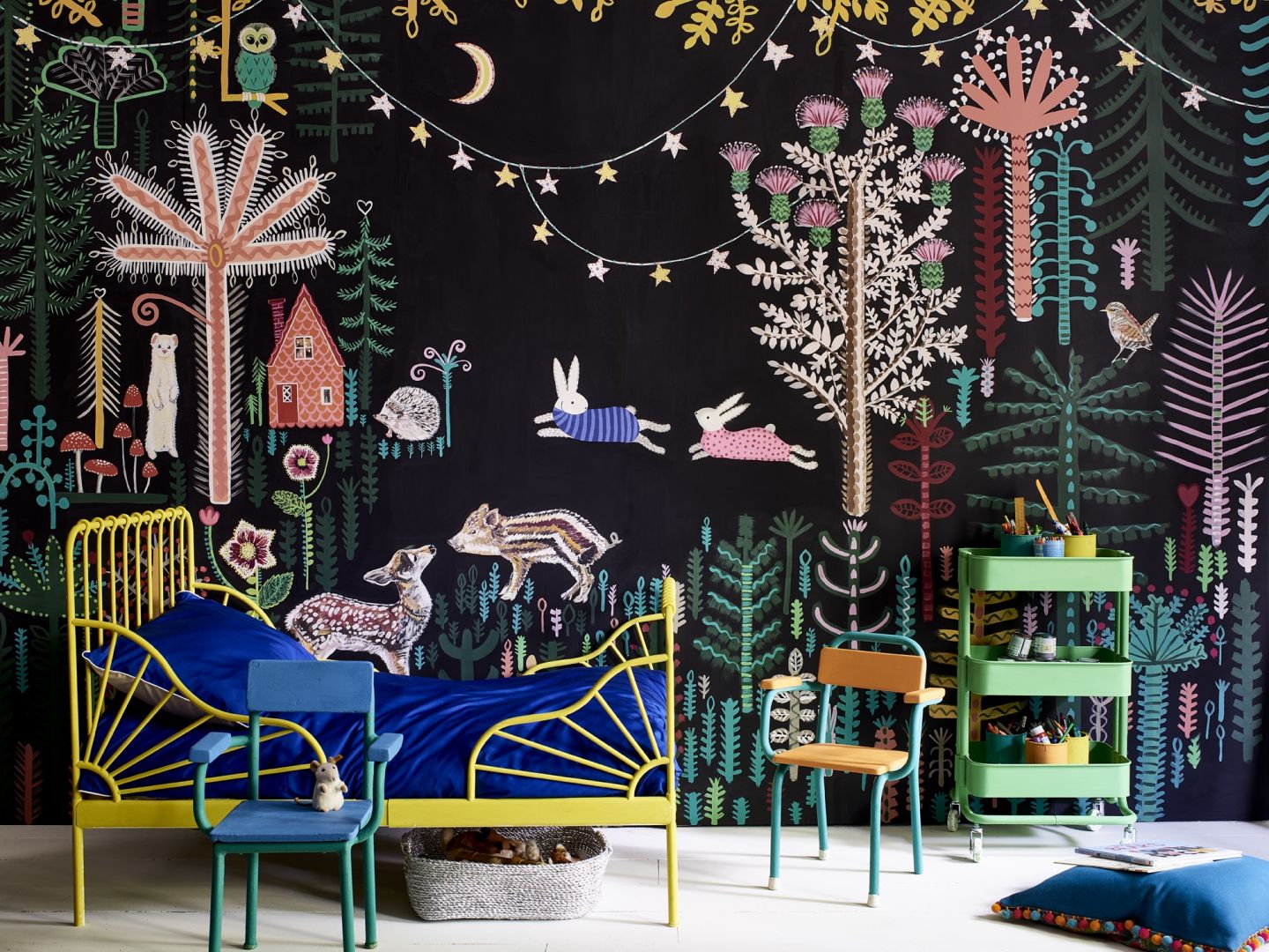 Sypialnia dziecka. Na zdj. mural namalowany przez Lucy Tiffney przy użyciu farby Chalk Paint ™ w kolorze Athenian Black i odcieni z palety. Fot. Annie Sloan