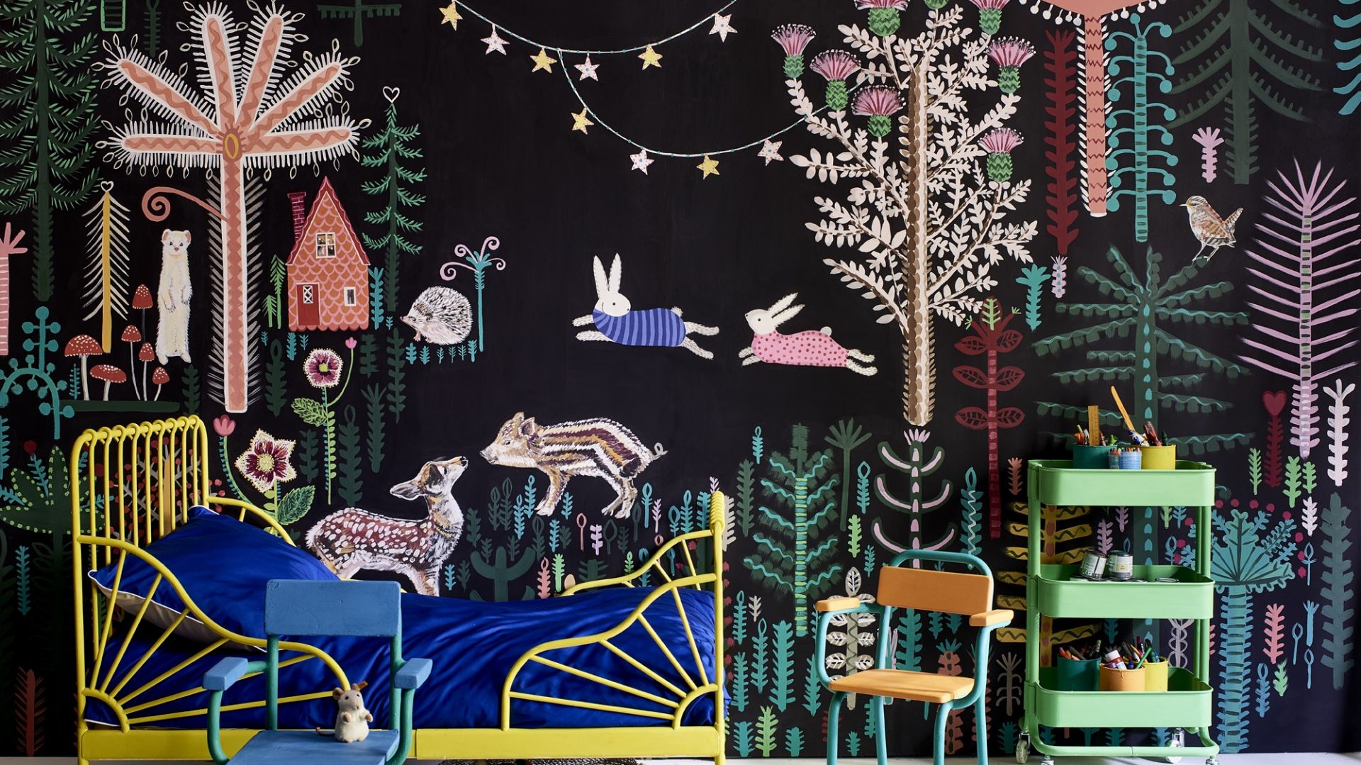 Sypialnia dziecka. Na zdj. mural namalowany przez Lucy Tiffney przy użyciu farby Chalk Paint ™ w kolorze Athenian Black i odcieni z palety. Fot. Annie Sloan