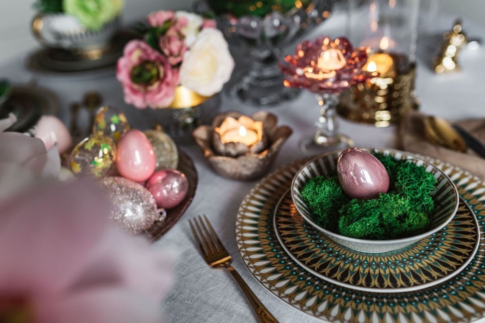 Wielkanocna aranżacja stołu: porcelana z kolekcji Ćmielów Astra India. Fot. Polska Grupa Porcelanowa/Ćmielów