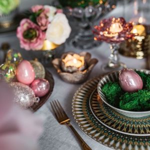 Wielkanocna aranżacja stołu: porcelana z kolekcji Ćmielów Astra India. Fot. Polska Grupa Porcelanowa/Ćmielów 