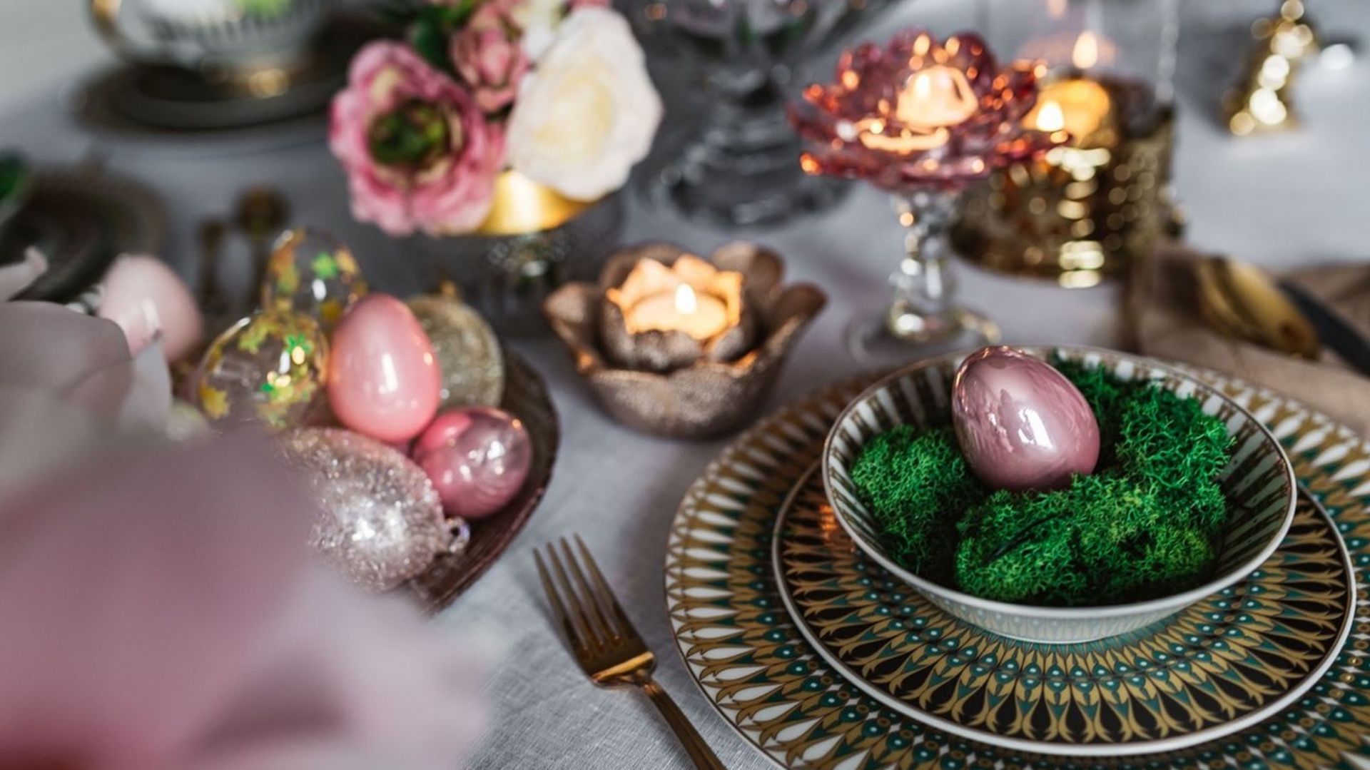 Wielkanocna aranżacja stołu: porcelana z kolekcji Ćmielów Astra India. Fot. Polska Grupa Porcelanowa/Ćmielów