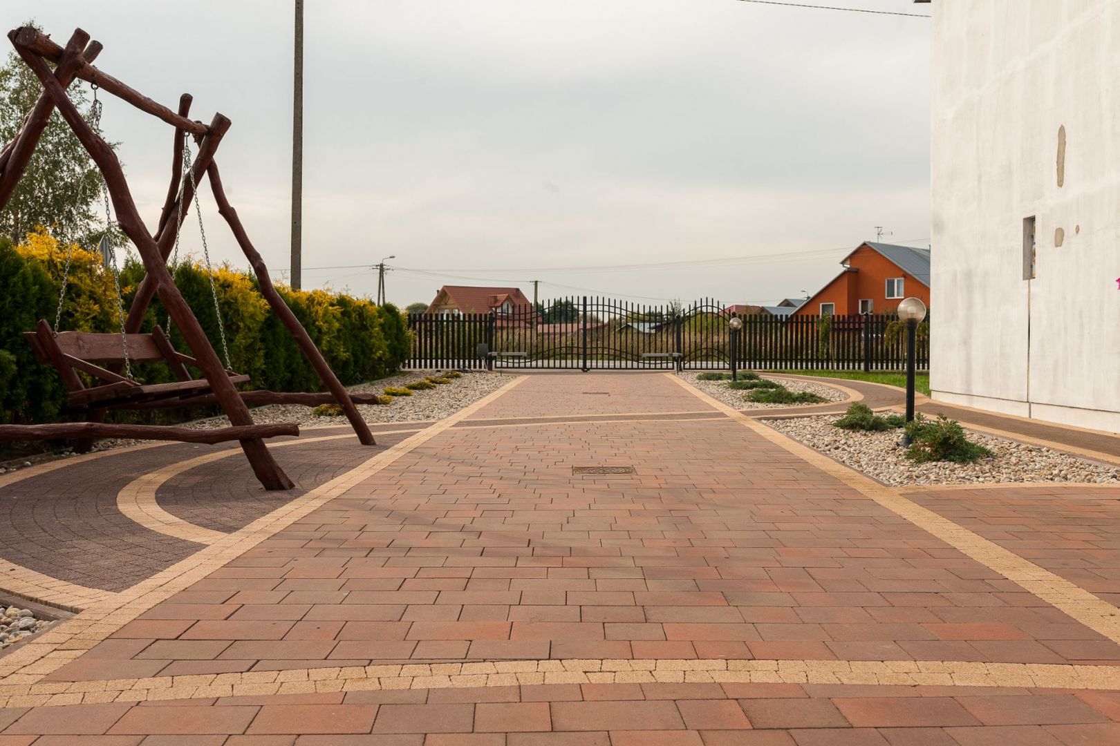 Profesjonaliści, wiedząc jak przebiega proces produkcji kostki brukowej, zawsze stosują przy układaniu zasadę trzech palet. Fot. Buszrem