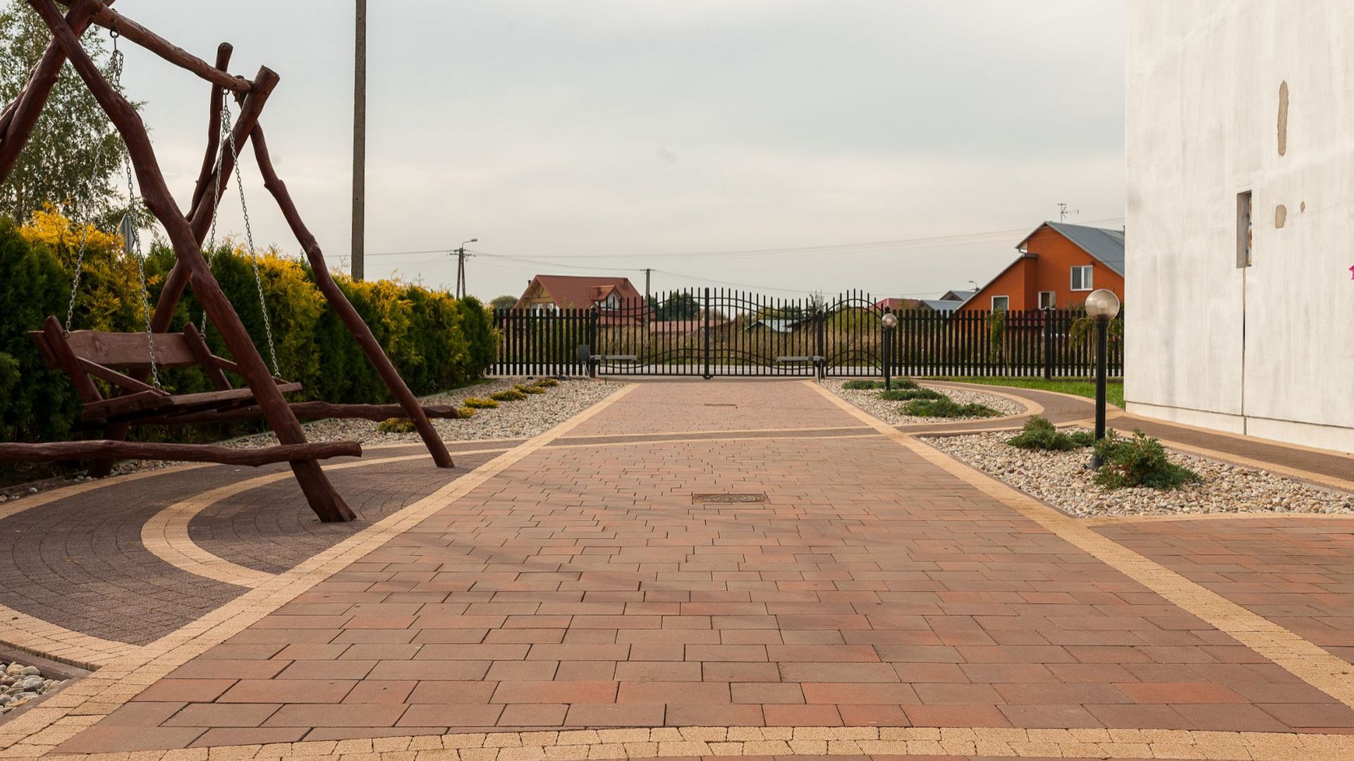Profesjonaliści, wiedząc jak przebiega proces produkcji kostki brukowej, zawsze stosują przy układaniu zasadę trzech palet. Fot. Buszrem