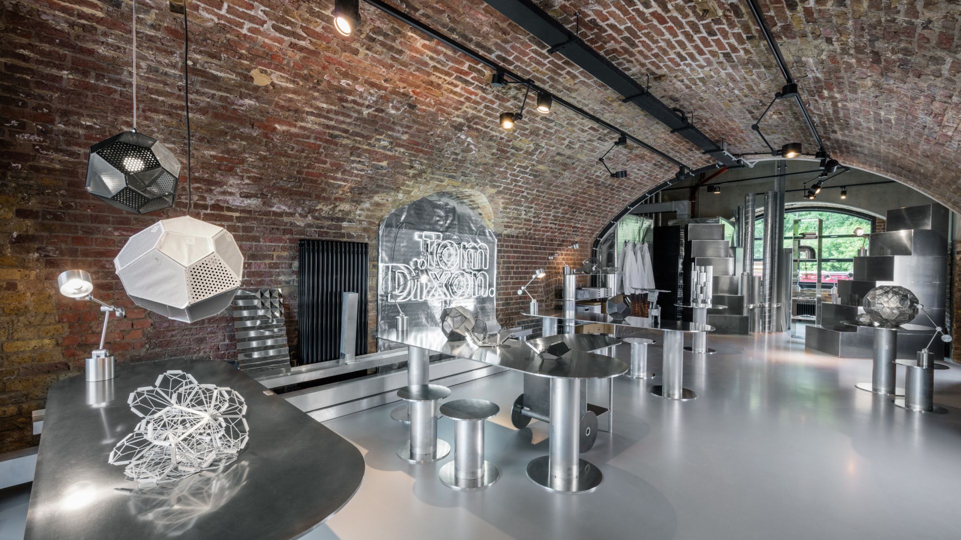 Aluminium w branży meblarskiej. Fot. Tom Dixon Studios