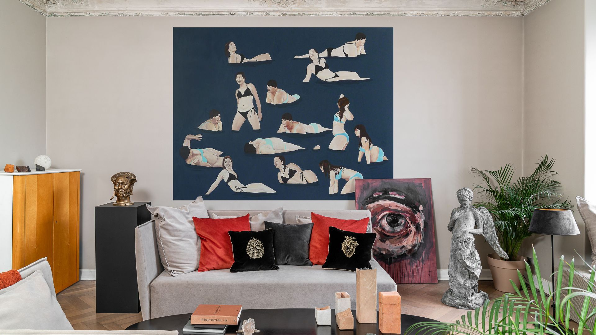 Kolekcja haftowanych poszewek Curiosities marki Maja Laptos Studio w otoczeniu dzieł sztuki zespołu Artystów ART IN Architecture. Fot. FotoMohito