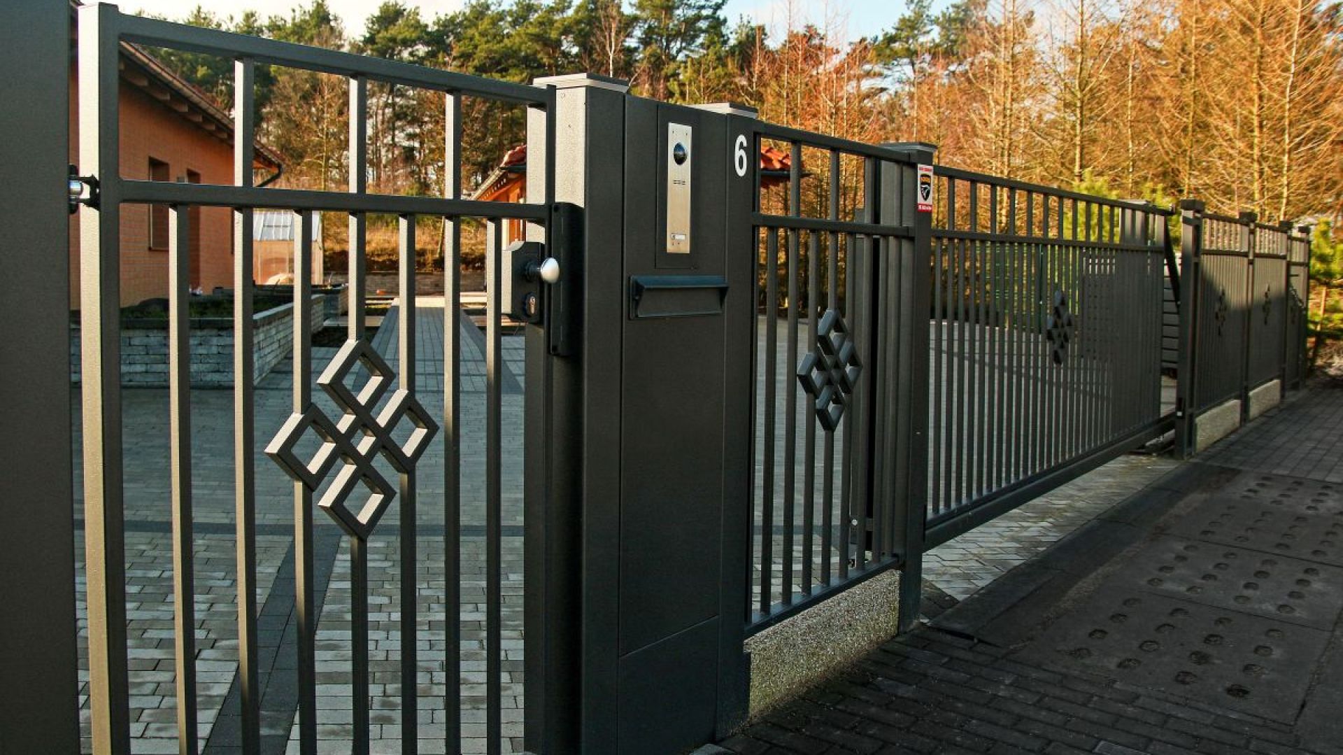 Nowoczesna automatyka domowa: Centerbox. Fot. Plast-Met Systemy Ogrodzeniowe