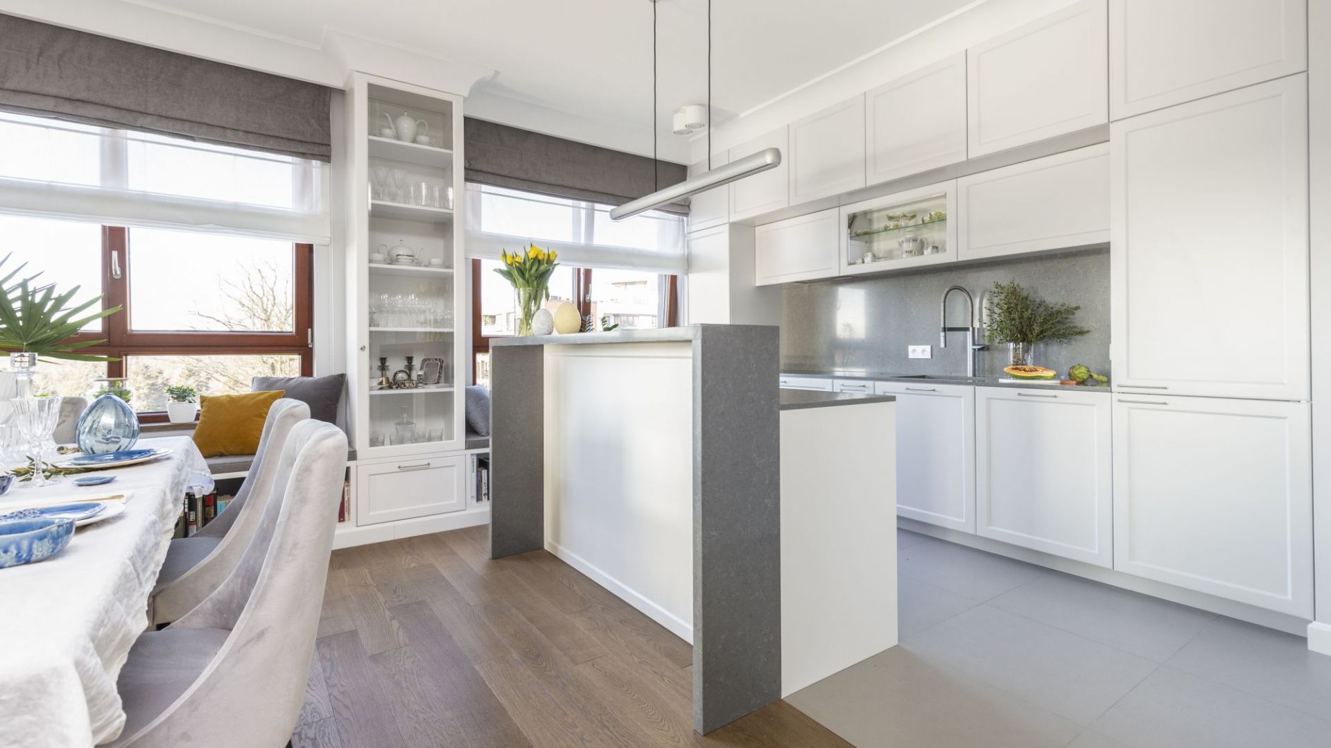Jasne mieszkanie. Piękne wnętrze w stylu Hamptons. Projekt: Decoroom. Fot.Pion Poziom
