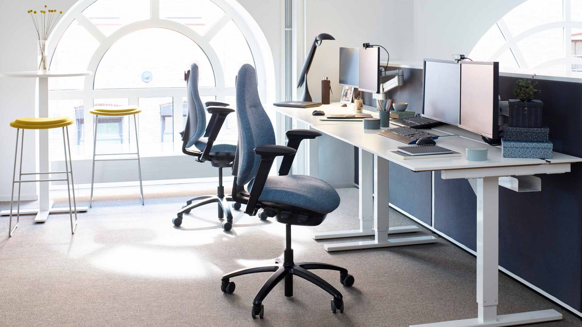 Fotel RH New Logic, umożliwiający najbardziej precyzyjne dopasowanie do postawy użytkownika, jednocześnie zapewniając ergonomiczną swobodę ruchu. Fot. mat. pras. HSR.life