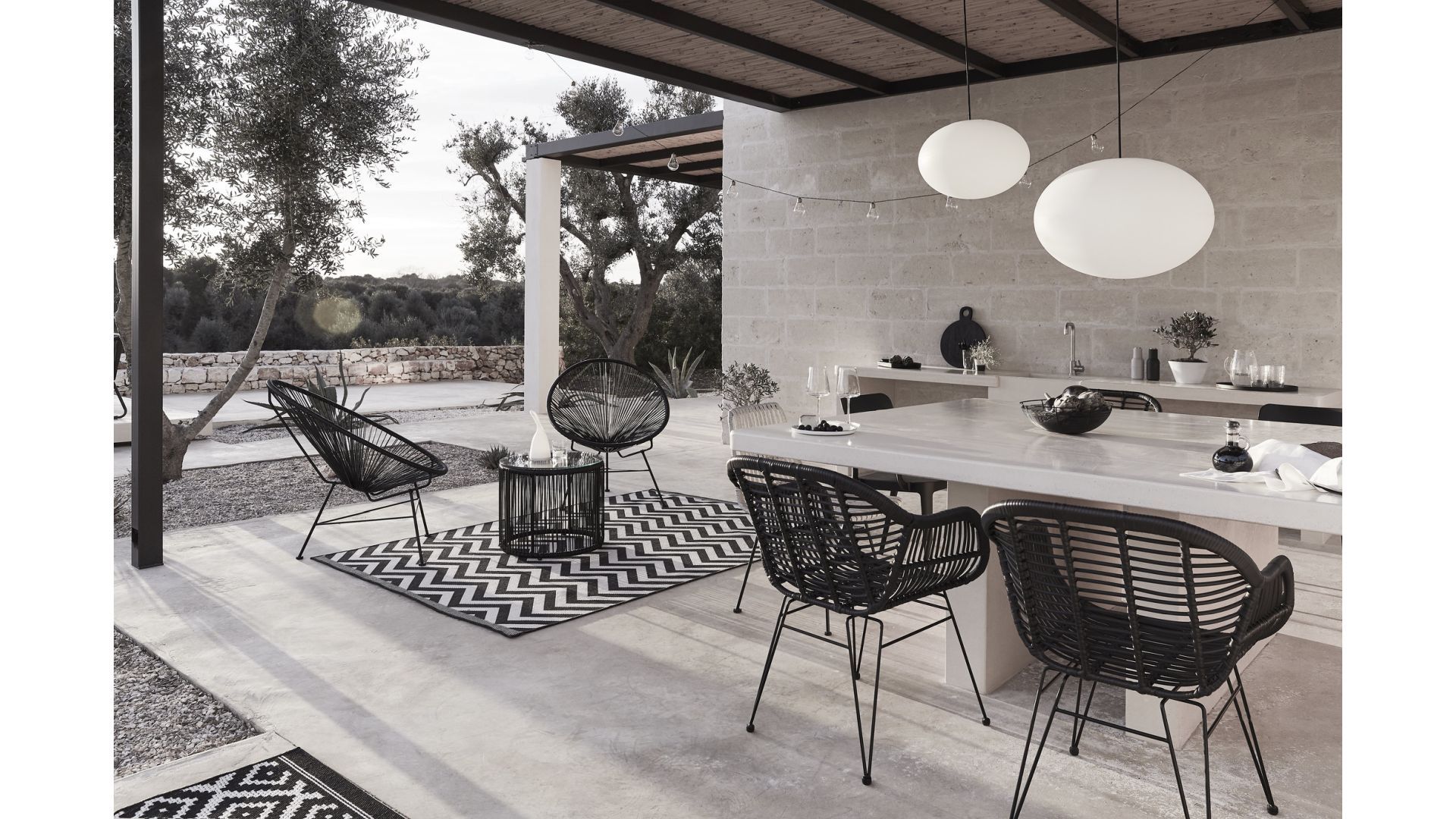 Czarno-biały minimalizm z przestrzenią do wspólnych posiłków na świeżym powietrzu. Fot. Westwing