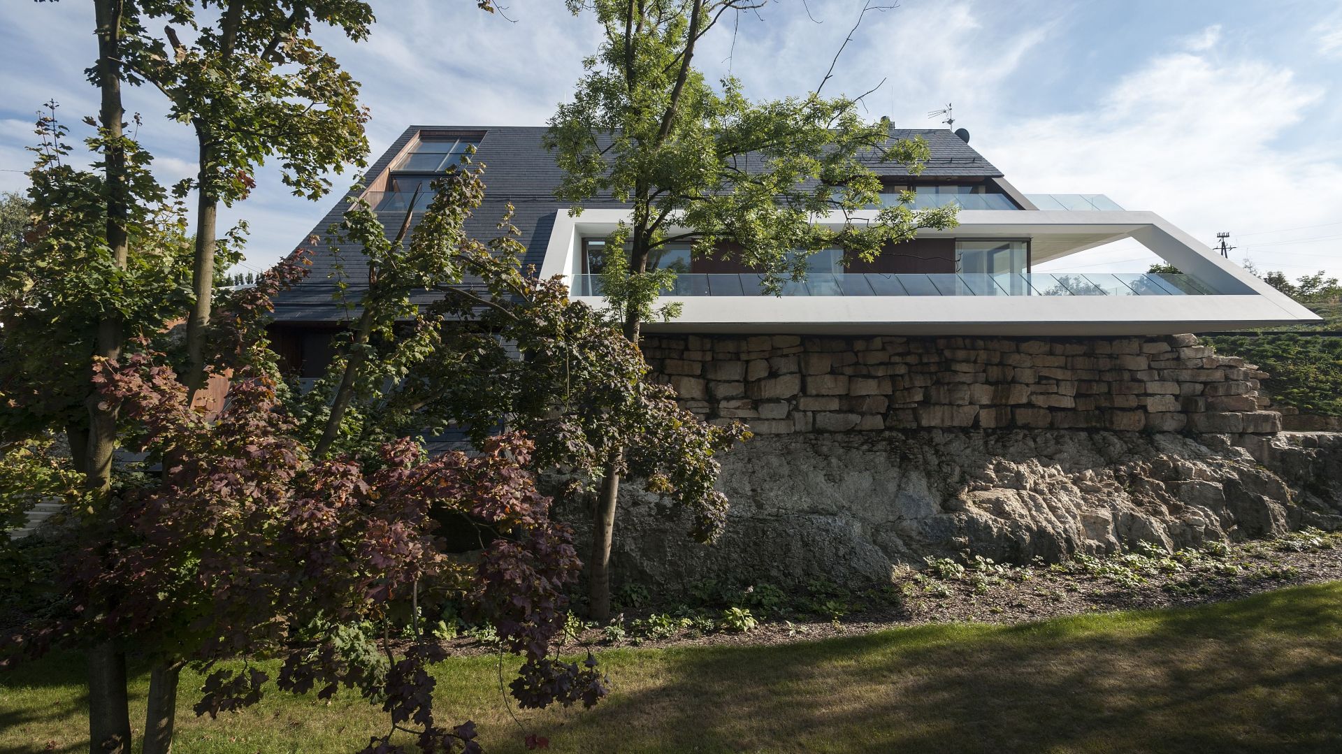 Edge House - dom na urwisku. Architektura: Przemek Olczyk / Mobius Architekci. Fot. Paweł Ulatowski