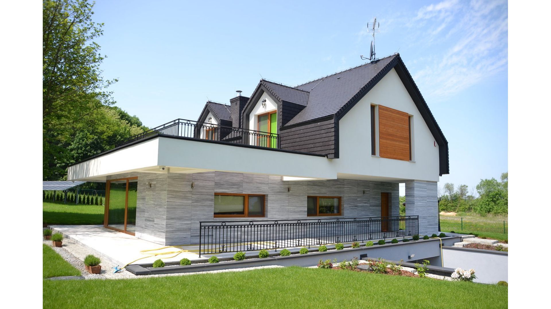 W projektach nawiązujących do stylistyki skandynawskiej, które zakładają najczęściej dwuspadowy dach, najlepiej sprawdzają się bezokapowe systemy odprowadzania wody deszczowej. Fot. Galeco